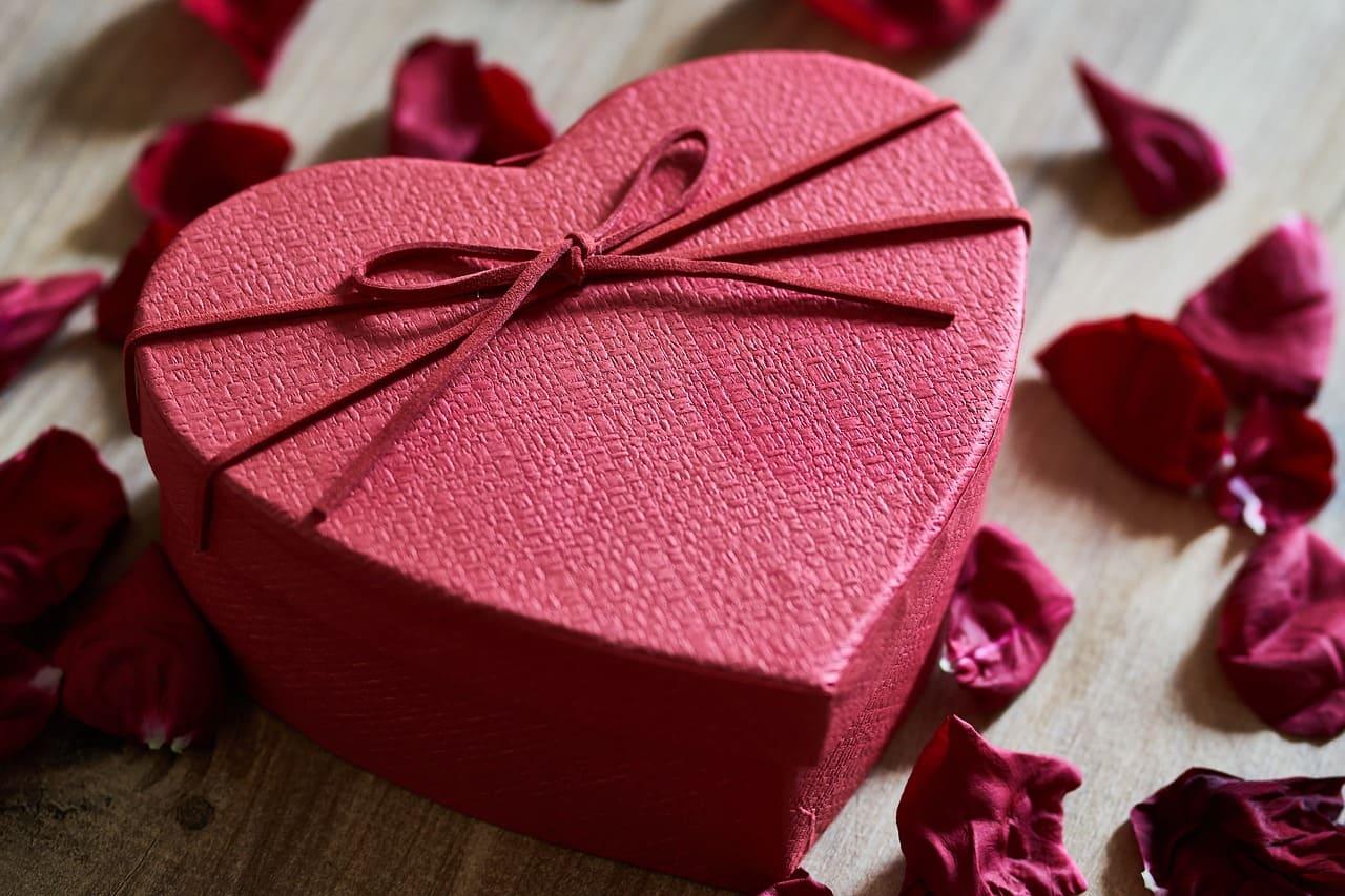7 Best Valentine's Day Gifts to Make Them Feel Loved in 2023 - Amazin' Graze Malaysia