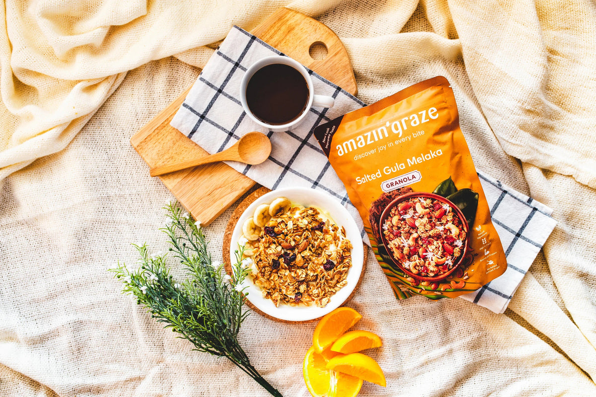 Bowl of granola and nut mix served with yogurt and fresh fruit, highlighting a balanced high-fiber breakfast option.