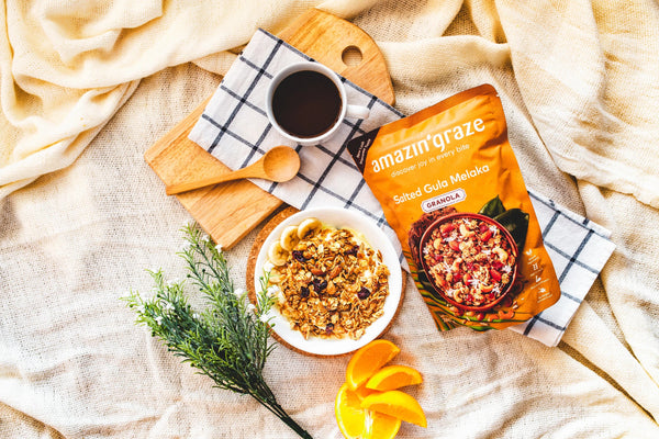 Bowl of granola and nut mix served with yogurt and fresh fruit, highlighting a balanced high-fiber breakfast option.